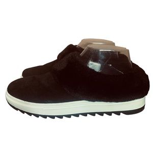 Blondo Women's Waterproof Black Mules with Faux Fur Suede Gym Shoe Sole  Sz 8.5